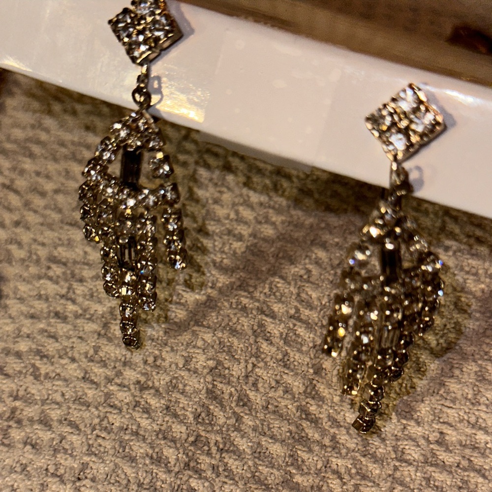 Sparkly glamorous dangle crystal earrings! - Picture 6 of 9
